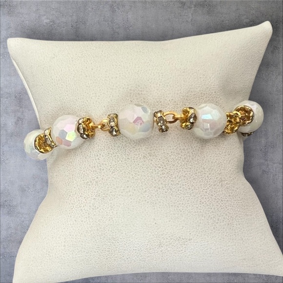 White and gold tone beaded bracelet with magnetic clasp  - Picture 1 of 5